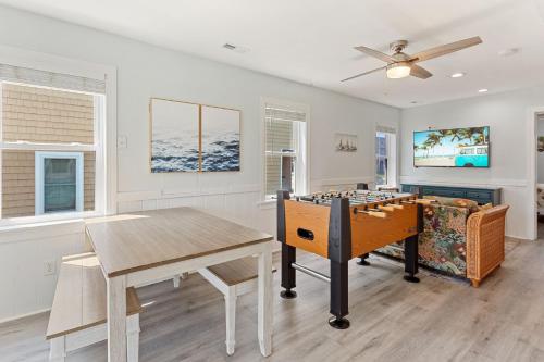 - un salon avec une table et une table de jeu dans l'établissement 5201 - Mint Julep, à Croatan Shores