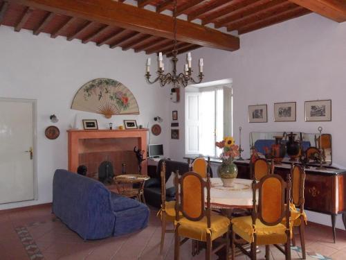 salon ze stołem i jadalnią w obiekcie Casa David w mieście Calci