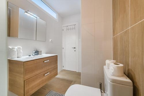 カジャオ・サルバヘにあるOcean Breeze Apartmentsのトイレと洗面台を備えた白いバスルーム