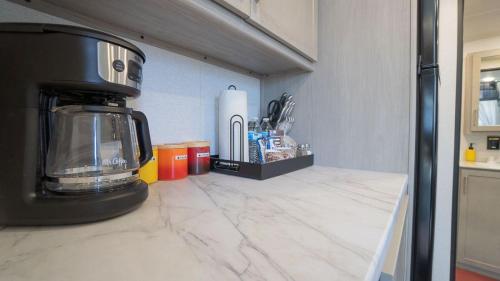 Η κουζίνα ή μικρή κουζίνα στο Coyote Moon Lodge Tiny Home near Zion National Park