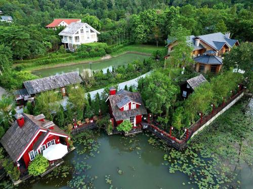 an aerial view of a house and a river at Khu nghỉ dưỡng Ba Hạt Dẻ in Sóc Sơn