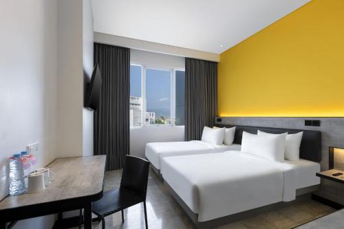 Postel nebo postele na pokoji v ubytování Amaris Hotel Lampung City