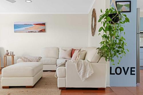 Χώρος καθιστικού στο Wurtulla Happy Hideway - Pool & Pet Friendly