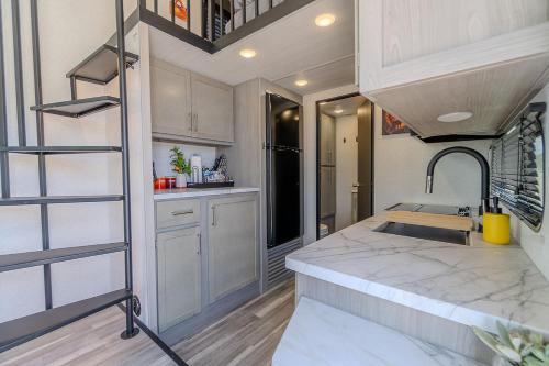 Kuchyň nebo kuchyňský kout v ubytování The Coyote Moon Tiny Home Destination Trailer Zion