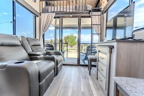 Χώρος καθιστικού στο Coyote Moon Lodge Tiny Home near Zion National Park
