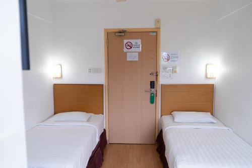 Postel nebo postele na pokoji v ubytování Borneo Suites Hotel