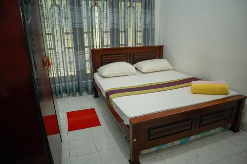 a bedroom with a bed and a window with at Green villa in Badulla