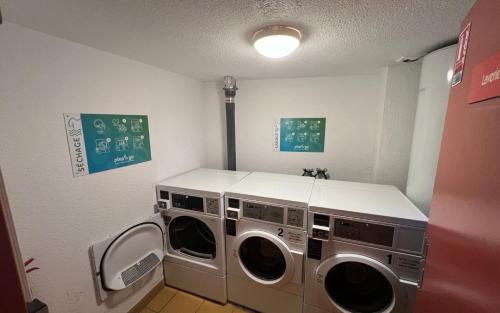 - une buanderie avec un lave-linge et un sèche-linge dans l'établissement Le refuge des Papes climatisé, à Avignon