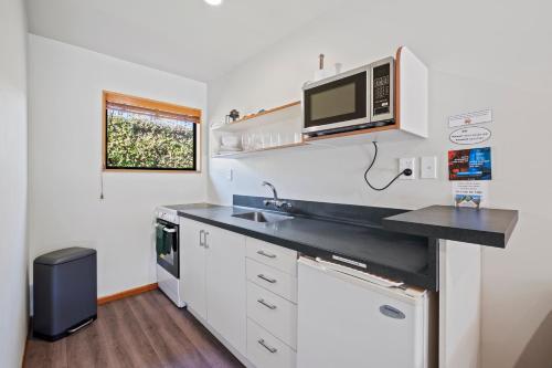 Dapur atau dapur kecil di Alpine Garden Motel