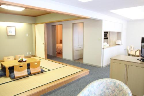 a living room with a large mirror in a room at Izumigo AMBIENT Tateshina Hotel in Tateshina