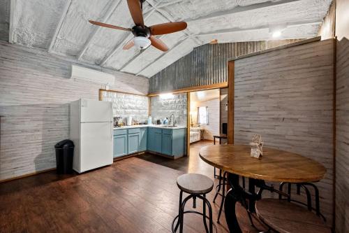 Η κουζίνα ή μικρή κουζίνα στο 2 Tiny Town Hico Cool Cabin Animals Fire Pit by Vacation Your Way