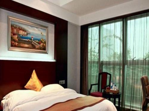 a bedroom with a bed and a large window at Fuzhou Xin Zi Yang Hotel in Fuzhou