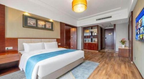 a bedroom with a large bed in a room at Xiangsheng Century Hotel Zhuji in Shaoxing