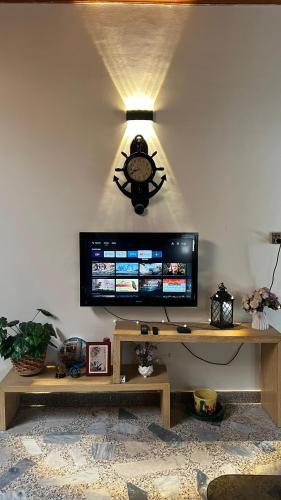 Μια τηλεόραση ή/και κέντρο ψυχαγωγίας στο Three-Bedroom Holiday Home