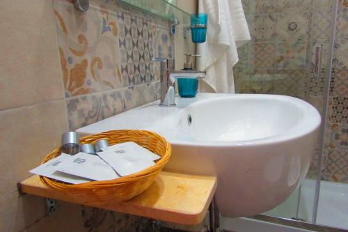 ローマにあるTermini Guesthouseのバスルーム(洗面台、バスタブの横のバスケット付)