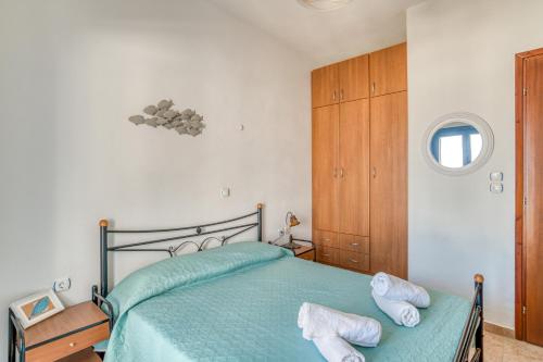 Cosy Traditional Apartment with shared pool in Aspro Chorioにあるベッド