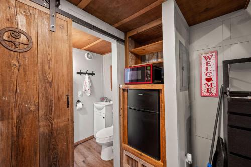 Ένα μπάνιο στο 3 Tiny Town Romantic tiny home Animals Fire Pit by Vacation Your Way