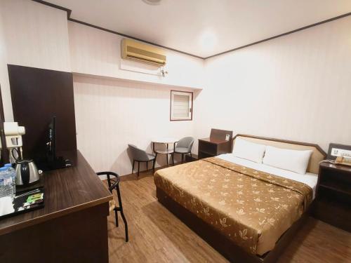 Ένα ή περισσότερα κρεβάτια σε δωμάτιο στο Royal Business Hotel