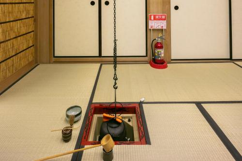 a trap in a room with a pot on the floor at Villa璃都りーと Villa Retreat in Ibaraki