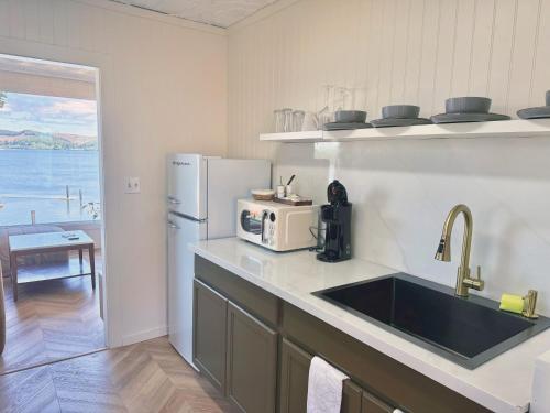 Η κουζίνα ή μικρή κουζίνα στο The Florentine Waterfront Hotel