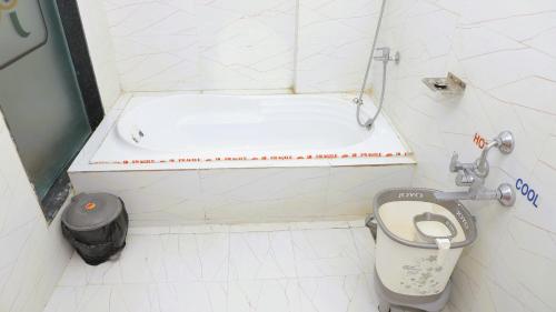 Un baño de Hotel The Grand Jashi Residency
