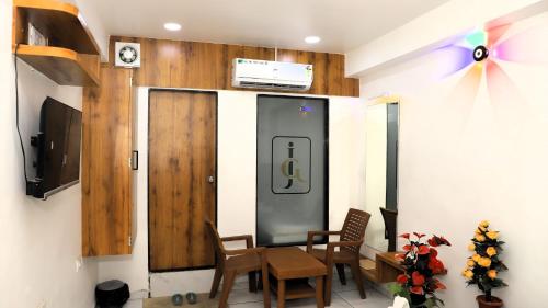Una televisión o centro de entretenimiento en Hotel The Grand Jashi Residency
