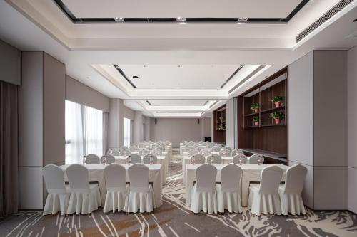 Restaurant ou autre lieu de restauration dans l'établissement New Century Mansion Hotel Tongxiang Puyuan International Trade Center