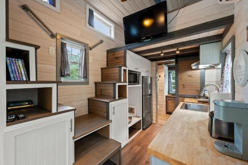 TV a/nebo společenská místnost v ubytování 4 Tiny Town Modern Tiny Home Animals Fire Pit by Vacation Your Way