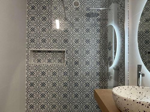 une salle de bain avec douche et lavabo dans l'établissement T3 moderne avec climatisation et parking, à 200m de la plage - FR-1-225C-177, à Banyuls-sur-Mer