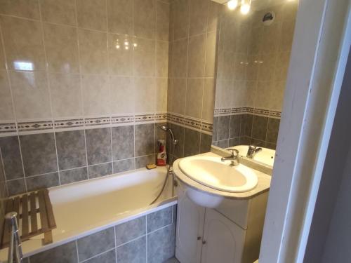 une salle de bain avec un lavabo, des toilettes et une baignoire dans l'établissement Charmant appartement 2 pièces avec loggia et parking à deux pas de la plage - FR-1-712-93, à Villers-sur-Mer