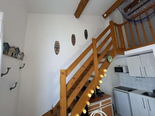 - un escalier en bois dans une chambre avec une cuisine dans l'établissement Pavillon 3 pièces avec terrasse, près de la plage - FR-1-229B-112, à Narbonne