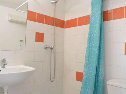 une salle de bain avec douche et lavabo dans l'établissement Pavillon 3 pièces avec terrasse, près de la plage - FR-1-229B-112, à Narbonne