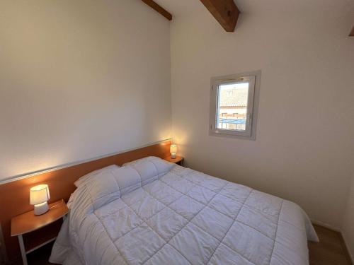 - une chambre avec un lit et deux lampes sur les tables dans l'établissement Pavillon 3 pièces avec terrasse, près de la plage - FR-1-229B-112, à Narbonne