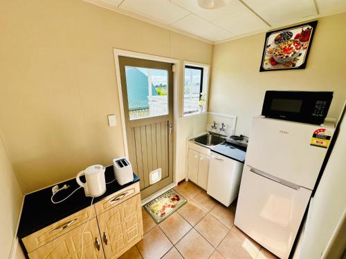 Η κουζίνα ή μικρή κουζίνα στο Two Bedroom Airport Flat Free Wi-Fi Parking Peaceful Stay