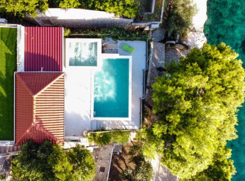 Πισίνα στο ή κοντά στο Seafront Apartment Sea Relax with Private Pool Balcony