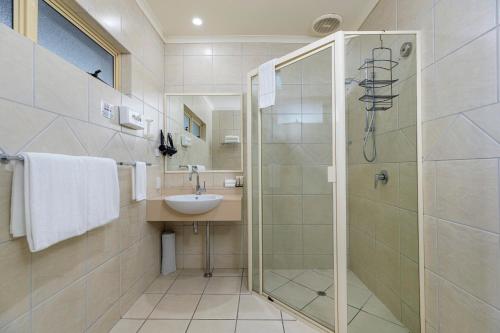 Un baño de Red Bridge Motor Inn