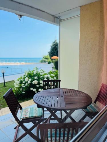 Seafront apartment Lucky