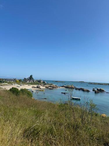 - une vue sur une étendue d'eau avec des bateaux dans l'établissement Studio cœur de ville proche plage YVON-CÔTIER, à Granville