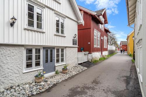 a street in a town with red and white buildings at Idylliske Nordbyen - Brygga i Tønsberg in Tønsberg
