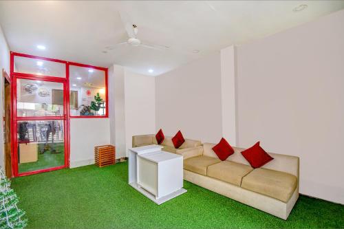 Χώρος καθιστικού στο FabHotel New Dream Palace - Near acropilose mall and ruby hospital