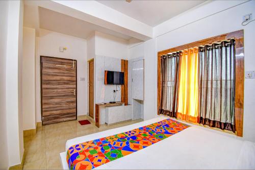 Ένα ή περισσότερα κρεβάτια σε δωμάτιο στο FabHotel New Dream Palace - Near acropilose mall and ruby hospital