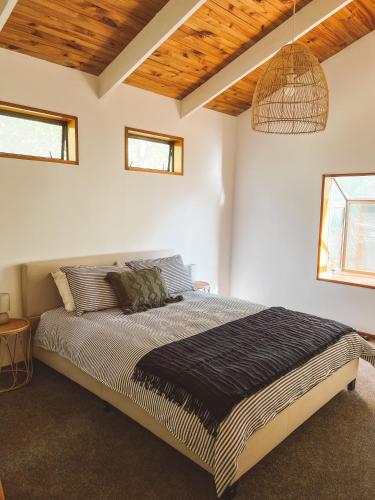 Cama o camas de una habitación en The Treehouse - a home with stunning rural views