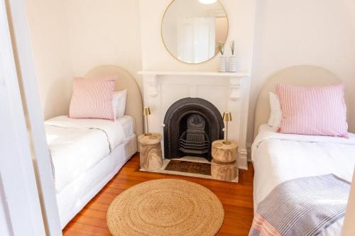 Postel nebo postele na pokoji v ubytování Stylish 3BR Paddington Townhouse