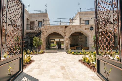 Muka bangunan atau pintu masuk Sv Valinor Stone House