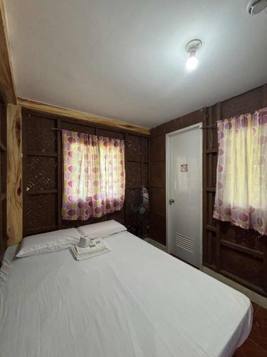Postel nebo postele na pokoji v ubytování Lamao Beach Resort