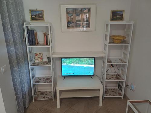 TV a/nebo společenská místnost v ubytování Cascina Legnago bilocale a 6 chilometri da Salò