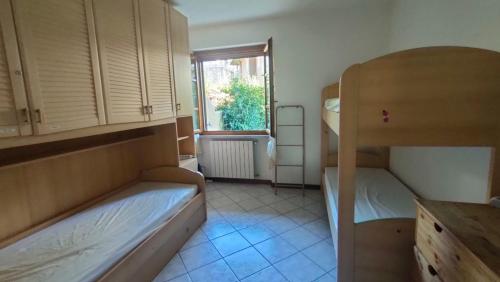 une chambre avec deux lits superposés et une fenêtre dans l'établissement Casa Irene Marina di Massa, à Marina di Massa