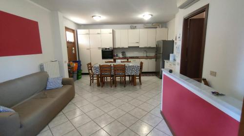 un salon et une cuisine avec un canapé et une table dans l'établissement Casa Irene Marina di Massa, à Marina di Massa