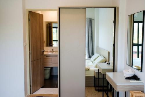 Ένα μπάνιο στο Cozy 1BR in Jed Yod -Pool View & Convenience Hub