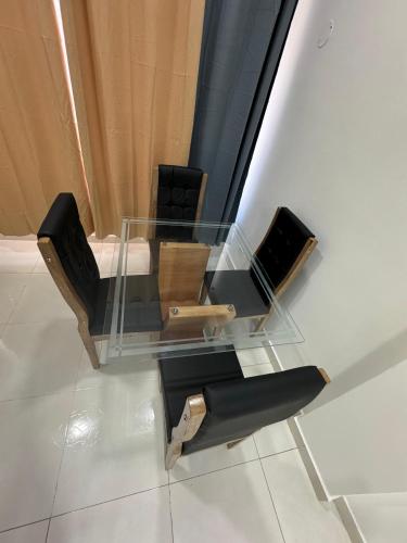 une table en verre avec deux chaises et une table en verre dans l'établissement Edificio frente a la playa en cartagena, marbella, à Carthagène des Indes